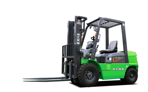  <a href='http://www.gslonking.com/case/' target='_blank' title='金昌龙工叉车' ><strong>金昌龙工叉车</strong></a>全方位操作与维护指南：优化效率与延长使用寿命  在现代化的物流和仓储行业中，叉车作为重要的物料搬运设备，承担着不可或缺的角色。龙工叉车以其卓越的性能和稳定的质量，受到了广泛欢迎。本文章将深入探讨龙工叉车的操作与维护全攻略，帮助您提高工作效率，延长设备使用寿命。   一、龙工叉车的基本构造  在深入操作与维护之前，了解龙工叉车的基本构造至关重要。叉车主要由以下几个部分组成：  1. 底盘：是叉车的基础，支撑其整个结构，承受重物的压力。  2. 动力系统：大多数龙工叉车采用柴油、液化气或电池驱动，动力系统的选择直接影响叉车的使用场景和效能。  3. 升降系统：负责叉车的上下升降动作，采用液压系统，确保负载的稳定性和安全性。  4. 操控系统：包括方向盘、控制杆、踏板等，操控系统的灵敏度与人机工程学设计直接影响操作的舒适度和安全性。  5. 安全装置：如防倾斜装置、警报器和安全带等，以确保操作人员和货物的安全。   二、龙工叉车的操作指南  使用龙工叉车时，操作人员需遵循一系列的操作步骤，以确保高效和安全的搬运过程。   1. 操作前的准备  - 检查叉车状态：在操作前，请检查叉车的机油、液压油和冷却液的水平，确保动力系统正常运转。  - 检查轮胎：确保轮胎气压正常，避免因轮胎问题导致的安全隐患。  - 仔细检查安全装置：确保所有安全装置正常工作，包括安全带和防倾斜装置。   2. 启动操作  - 安全检查：在启动叉车之前，再次核实周围无障碍物，确保行驶道路畅通。  - 启动发动机：依照说明书的步骤启动发动机，注意听是否有异常声响。  - 温暖机器：在正式操作前，让叉车预热几分钟，以保证各部件充分润滑。   3. 操作过程中的注意事项  - 负载管理：不同型号的龙工叉车有不同的承重限制，务必遵循相关规定，避免超载。  - 驾驶技巧：保持稳定的驾驶速度，尤其是在转弯时，应减速行驶，确保平稳。  - 货物搬运：将货物提升至适当高度，尽量靠近叉车正下方搬运，防止重心偏移导致叉车倾斜。   4. 停车和关闭叉车  - 规范停车：在停车时，应将叉车停放在平地上，并将货叉降低至地面，确保叉车稳定。  - 启用手刹：使用手刹固定叉车位置，以避免意外滑动。  - 关闭叉车：最后，按照操作手册的步骤关闭发动机，并进行必要的安全检查。   三、龙工叉车的定期维护与保养  恰当的维护与保养是延长龙工叉车使用寿命的关键。以下是叉车维护的详细指南。   1. 日常维护  - 清洁叉车：每日操作结束后，应对叉车进行清洁，特别是液压系统和轮胎部分。  - 润滑保养：定期对活动关节、轴承和链条等进行润滑，确保机械部件的灵活性与稳定性。  - 检查液体水平：每周检查机油、液压油和冷却液的水平，如果发现缺少应及时添加。   2. 定期保养  - 更换机油：根据使用频率，建议每500小时或每个月更换机油和机油滤清器。  - 检查电池：对于电动叉车，定期检查电池的电量和接头的连接状态，确保充电系统正常。  - 刹车系统：定期检查刹车片的磨损情况，如发现过度磨损，及时更换。   3. 年度检修  - 全面检验：每年至少进行一次全面检修，包括对整个叉车的电气系统、液压系统和动力系统进行检查。  - 专业人员检查：建议找专业的维修人员进行检修，确保叉车的每一个部件都在最佳状态。   四、提升叉车操作效率的小技巧  为了在使用龙工叉车的过程中进一步提高工作效率，以下小技巧可以帮助您更好地管理工作流程。   1. 优化工作流程  - 合理安排工作时间：根据工作量合理安排叉车的使用时间，减少不必要的等待和闲置，提高工作效率。  - 使用合适的叉车：根据不同工作场合选择合适的叉车类型，如金昌电动叉车适合室内操作，而金昌内燃叉车适合户外重载工作。   2. 培训操作人员  - 定期培训：对操作人员进行定期的专业培训，提高他们的操作技能和安全意识，避免因操作不当导致的事故。  - 分享经验：鼓励操作员之间分享工作经验，提升团队整体的作业效率。   3. 维护工作环境  - 保持工作区域清洁：保持作业区域的整洁与规整，确保叉车操作的顺畅，不易造成事故。  - 设置交通标识：根据业务需求设置清晰的交通标识和警示牌，提高场内的安全性。   总结  金昌龙工叉车凭借其划算的性价比和卓越的性能，已成为许多企业物料搬运的首选设备。然而，合理的操作和维护是实现叉车高效运作的基础。通过掌握本文的操作与维护全攻略，您不仅能够提高工作效率，还可以大幅度延长叉车的使用寿命。希望每位叉车操作员能在安全的环境中，充分发挥金昌叉车的优势，实现最佳的作业效果。